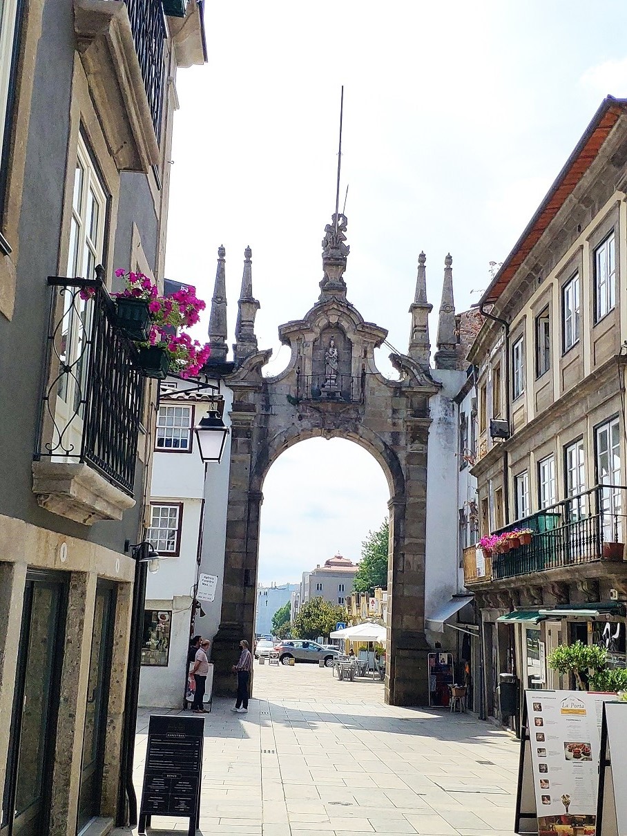 Arco barroco de Porta Nova desde la calle Dom Diogo de Sousa