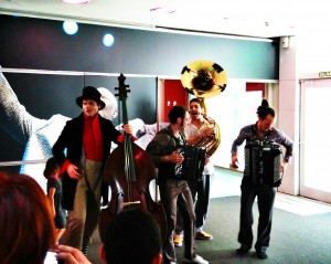 Lee más sobre el artículo Klaxon: acrobacias y música para toda la familia en Madrid